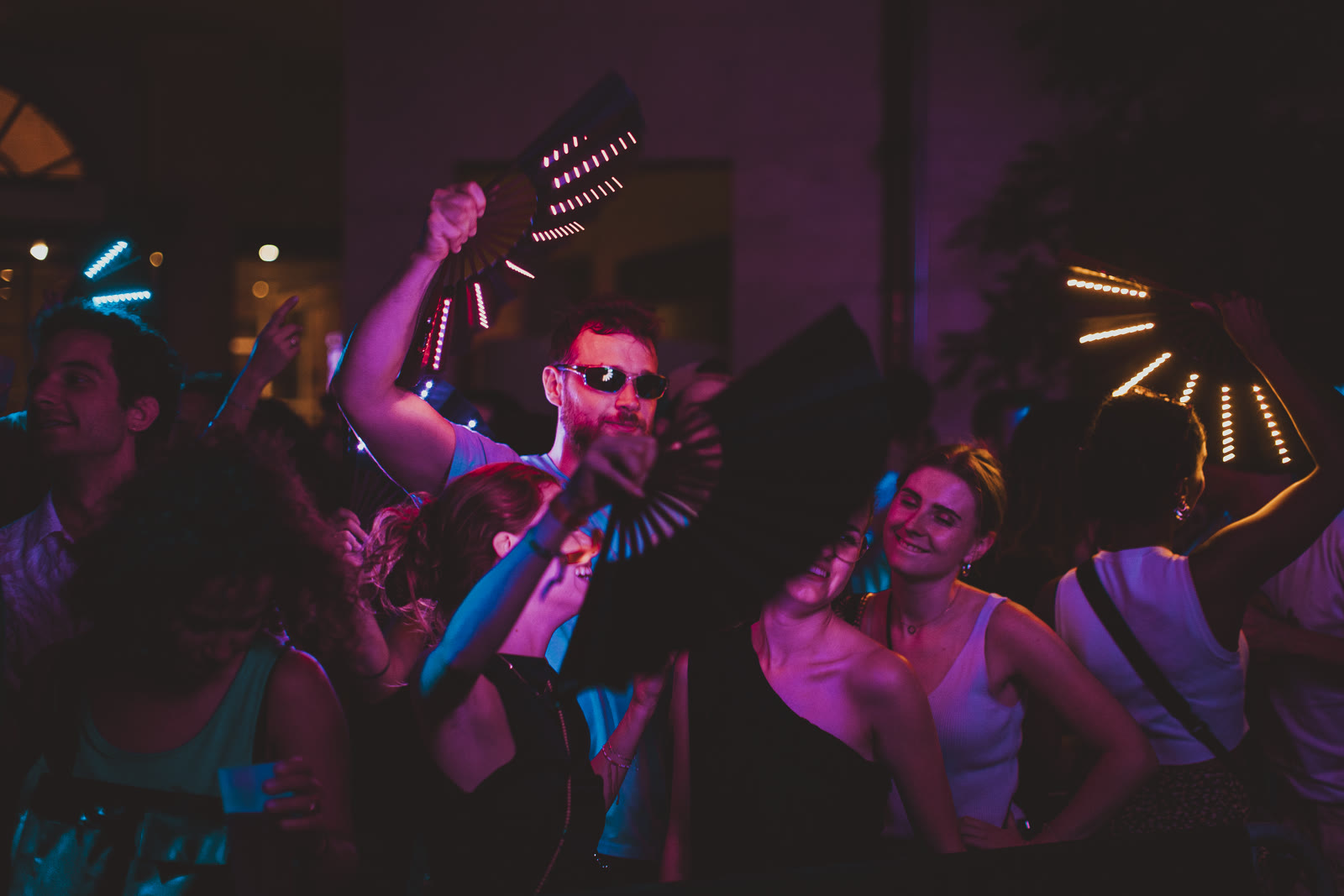 La foule sous les lumières de soirée